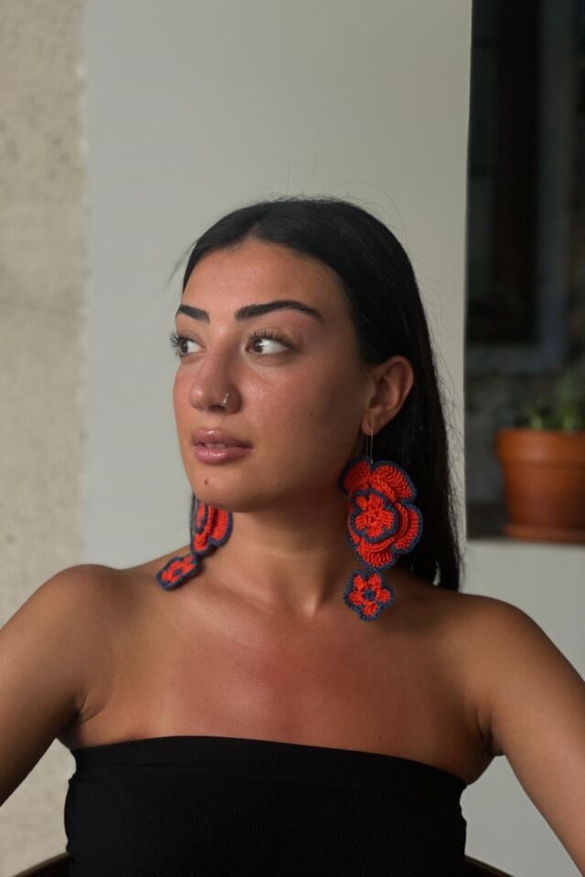 El Örgüsü Kırmızı & Lacivert Çiçek Küpe