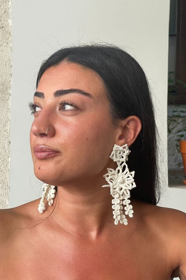 El Örgüsü Beyaz Çiçekli Küpe