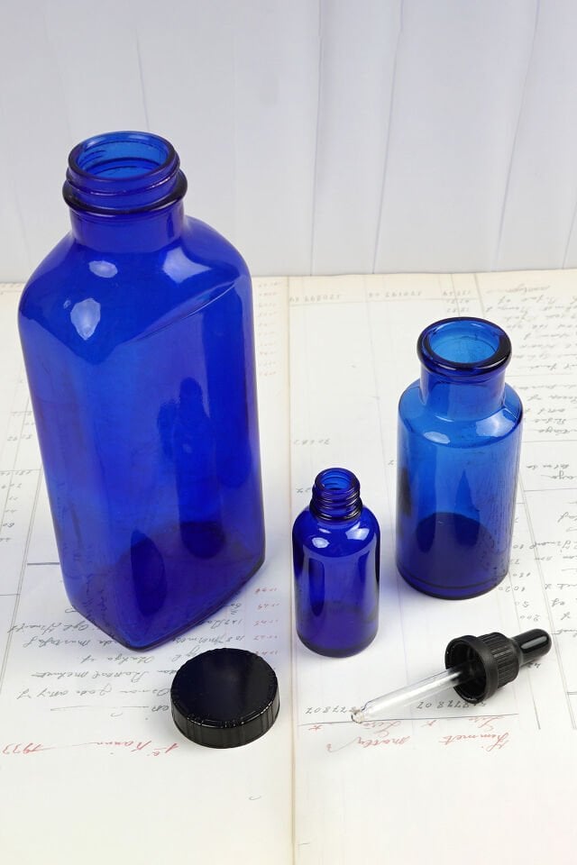 Üç Kobalt Şişe