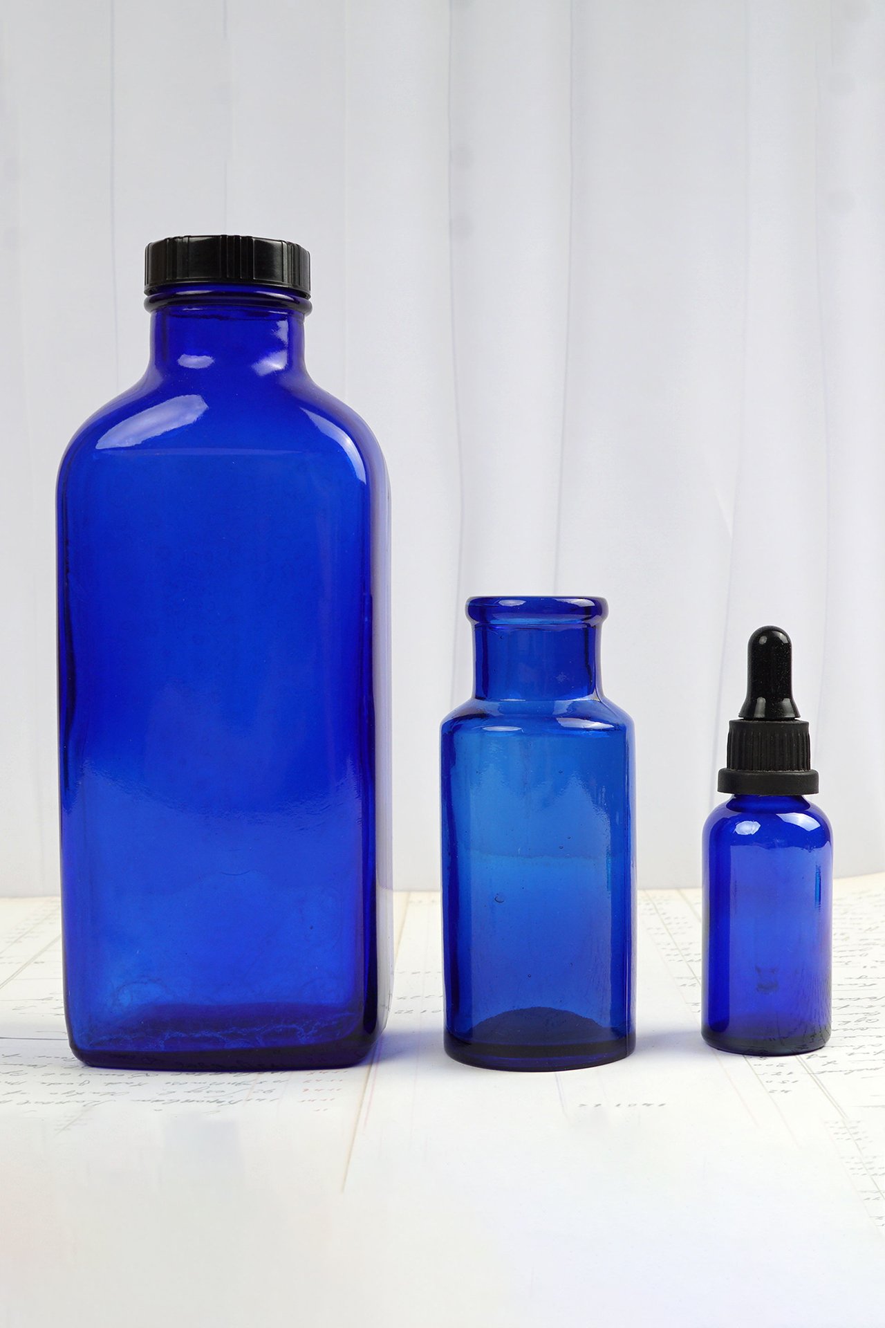Üç Kobalt Şişe