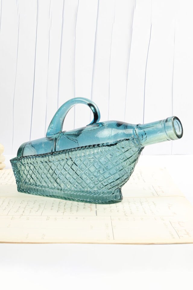 Sepette Oturan Şarap Şişesi