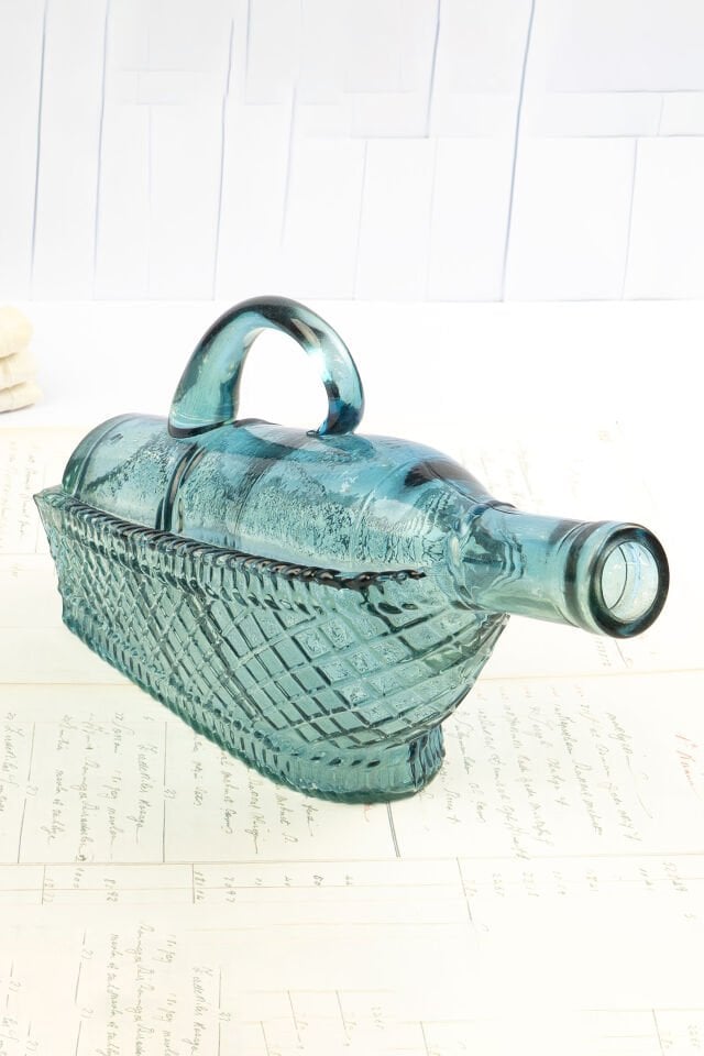 Sepette Oturan Şarap Şişesi