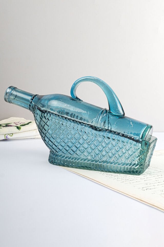 Sepette Oturan Şarap Şişesi