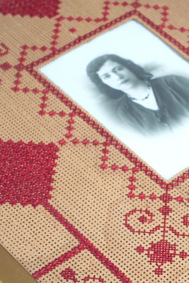 Kâğıt Üzerine Kanaviçeli Çerçeve