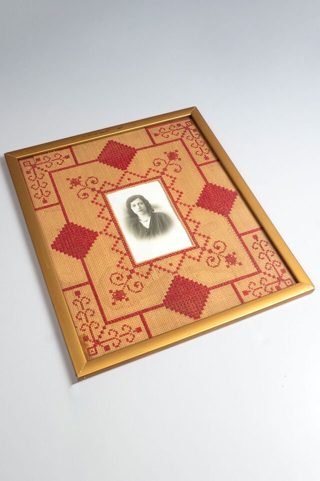 Kâğıt Üzerine Kanaviçeli Çerçeve