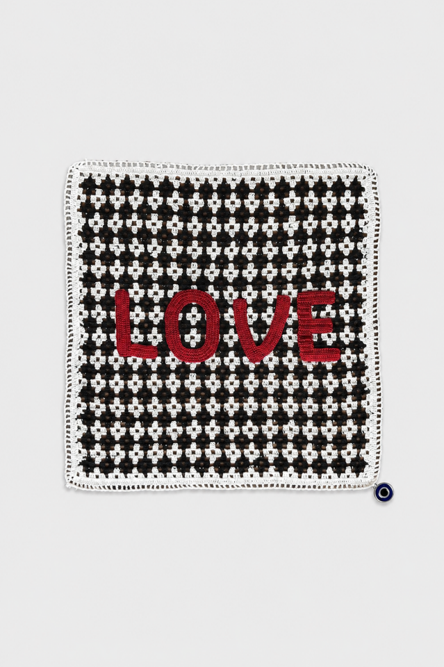 Love Yazılı Optimist El İşi Dantel Örtü