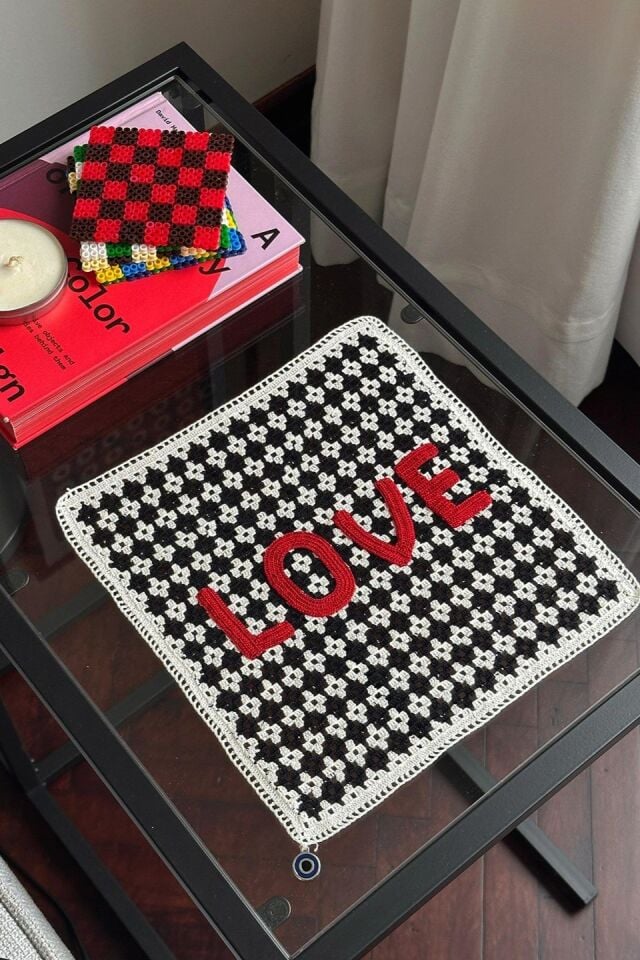 Love Yazılı Optimist El İşi Dantel Örtü