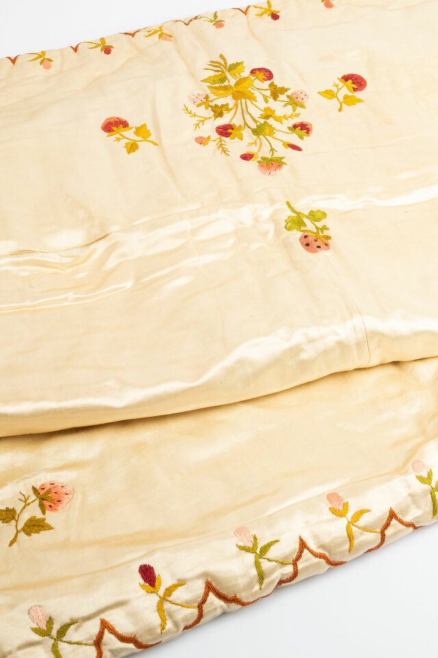 Çilek İşlemeli Seccade