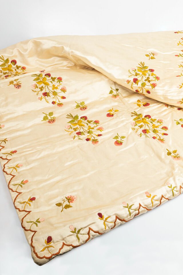 Çilek İşlemeli Seccade